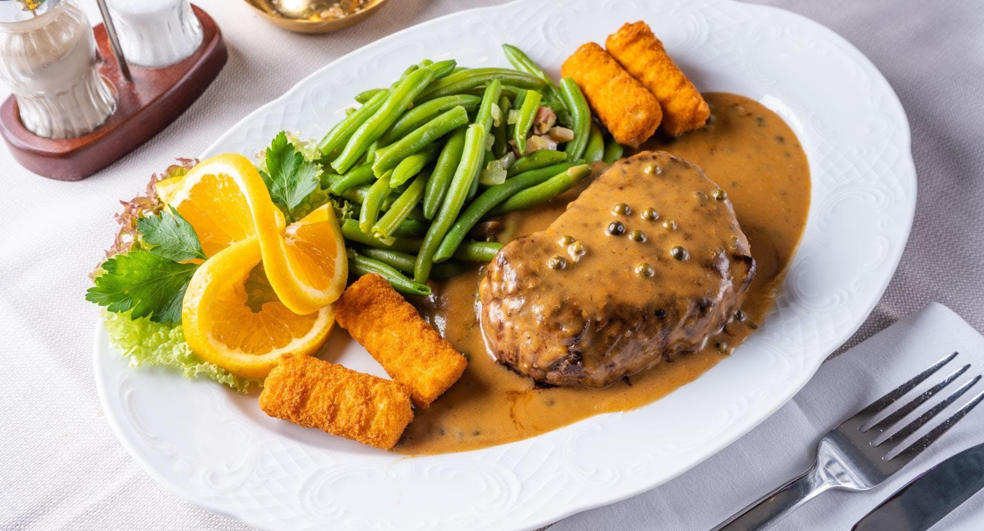 Pfeffersteak mit grünen Bohnen und paniertem Fischfilet