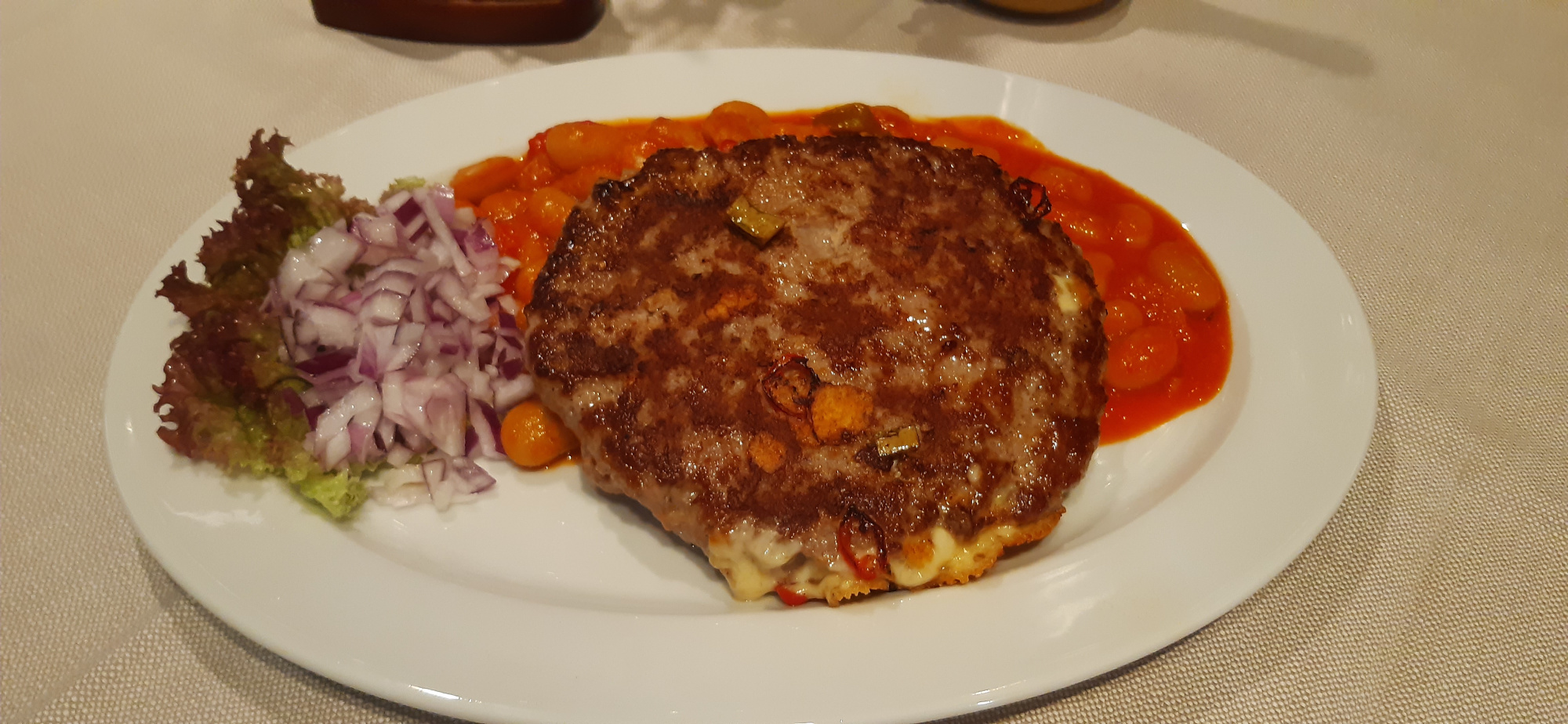 Gegrillte Pljeskavica mit Paprika-Tomaten-Sauce