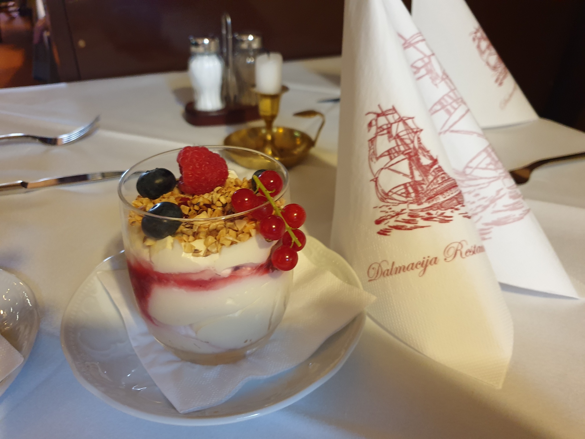 Beeren-Joghurt-Dessert im Glas