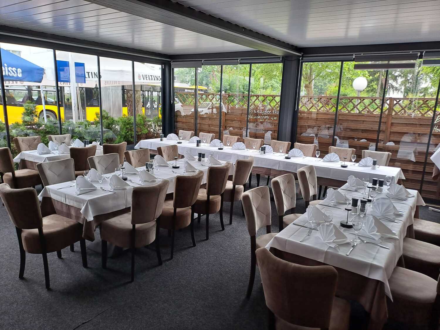 Überdachte Terrasse bei Nacht mit Geburtstagsbanner