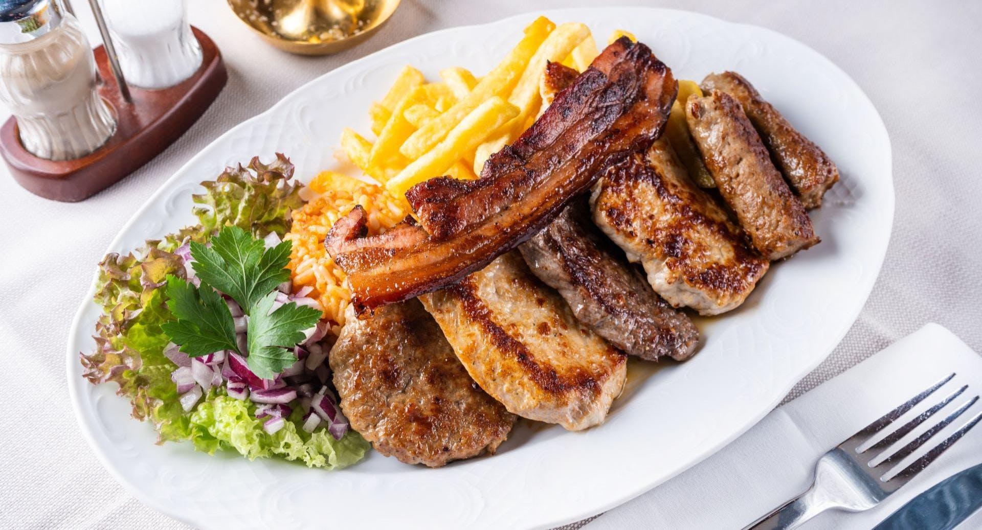 Gegrillte Fleischplatte mit Pommes, Tomatenreis und Salat