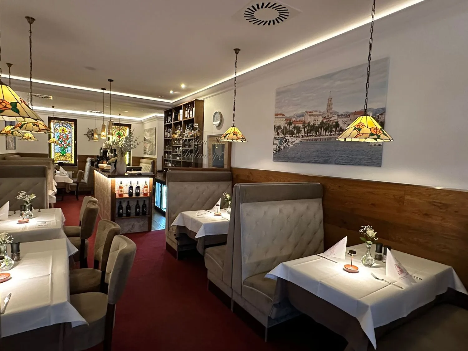 Gastraum mit Modellschiff und Weinregal