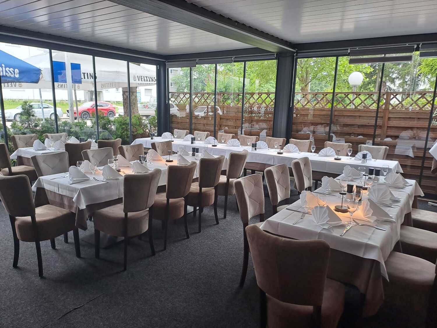 Überdachte Terrasse, für eine Gruppe eingedeckt