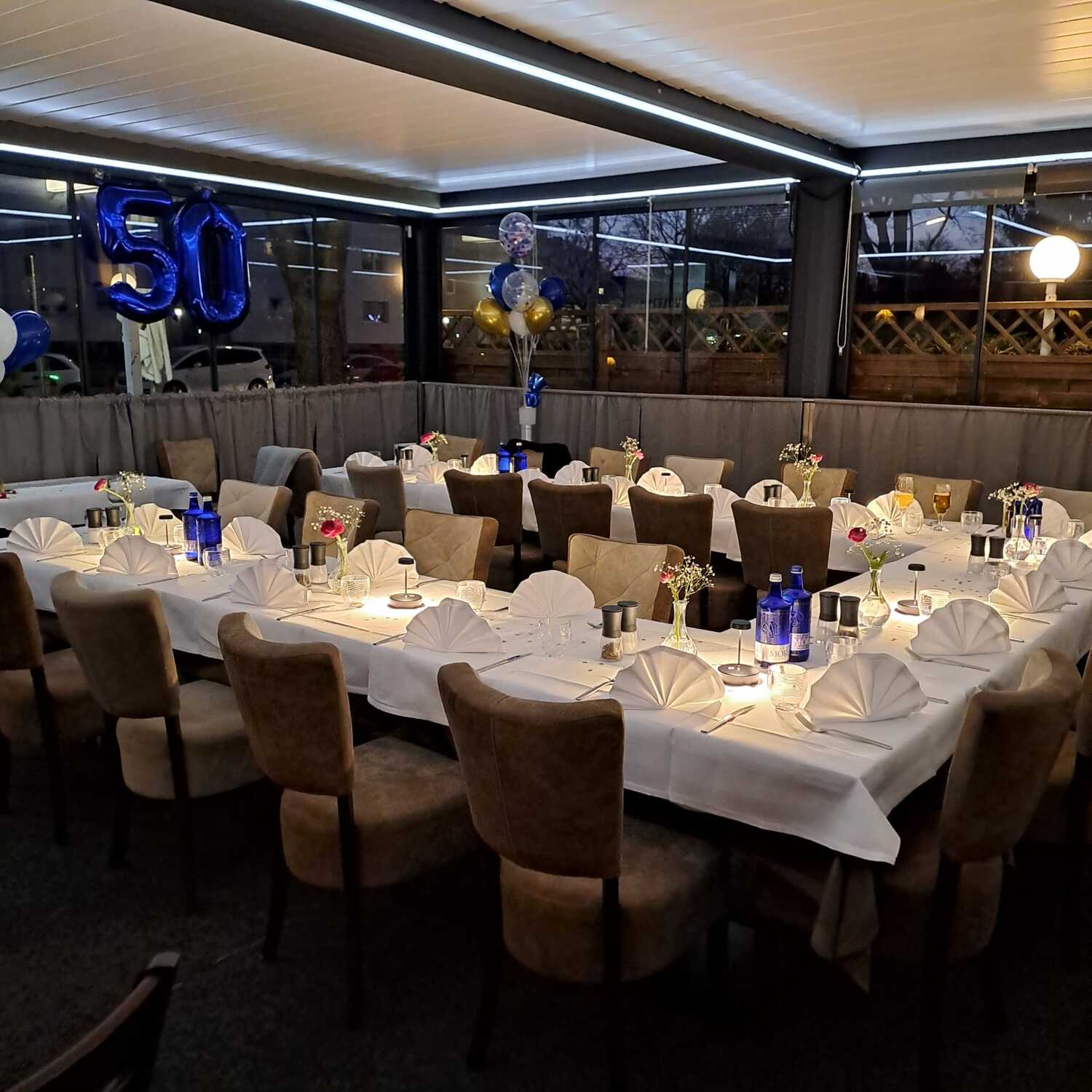 Überdachte Terrasse bei Nacht, dekoriert für eine 50.-Geburtstagsfeier
