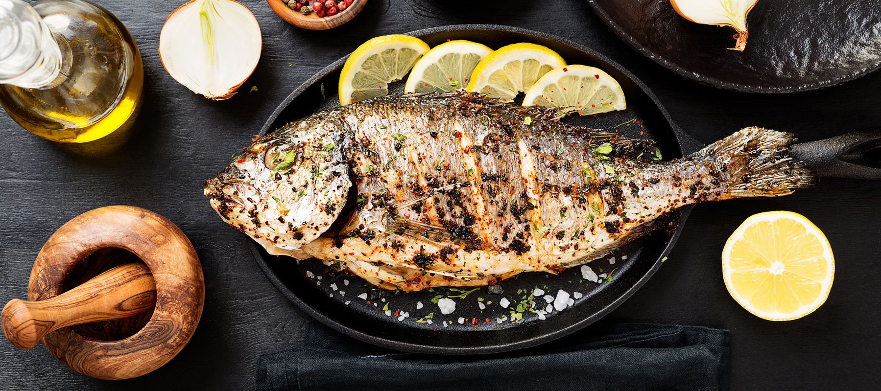 Gegrillte Fischplatte mit Zitrone