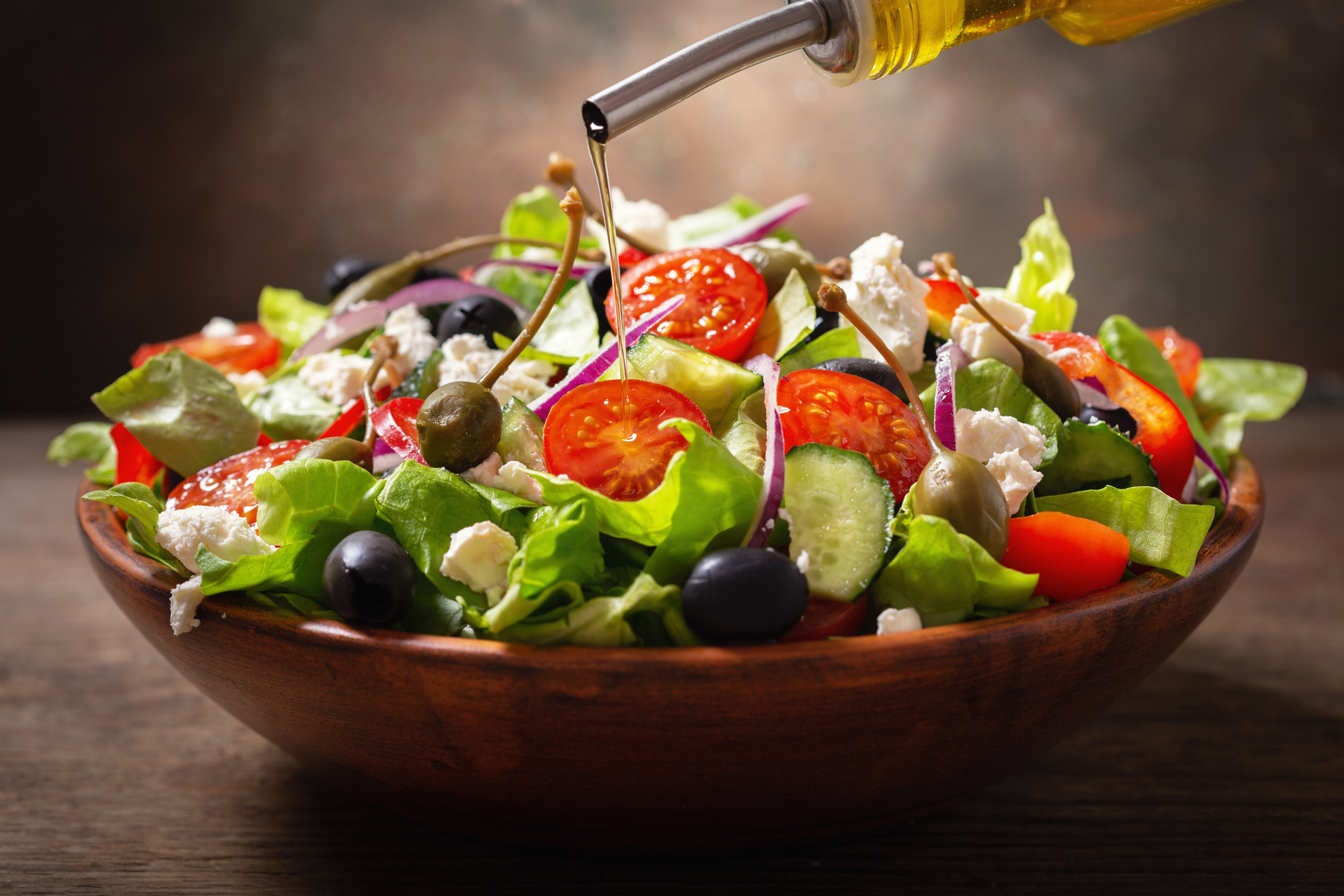 Griechischer Salat mit Feta, Oliven und Olivenöl