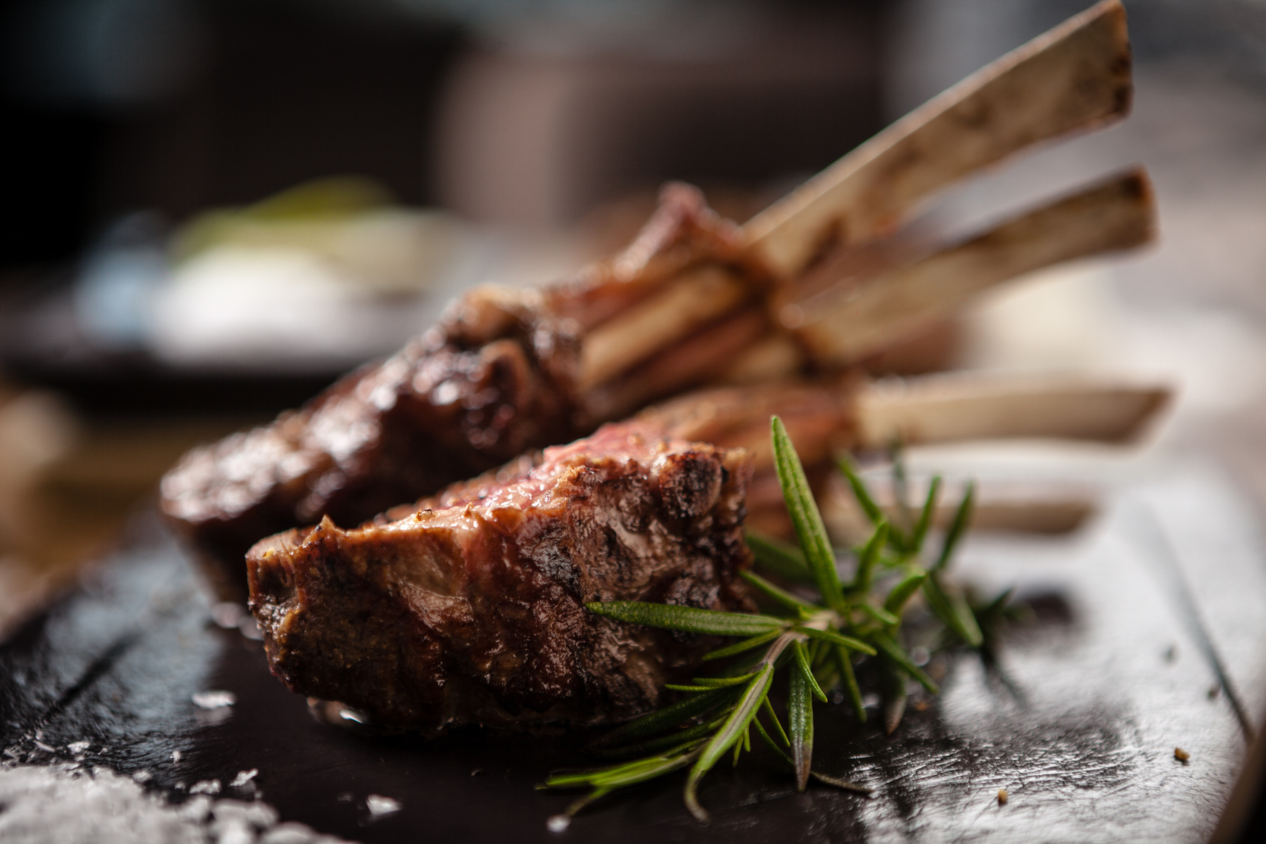 Gegrillte Lammkoteletts mit Rosmarin