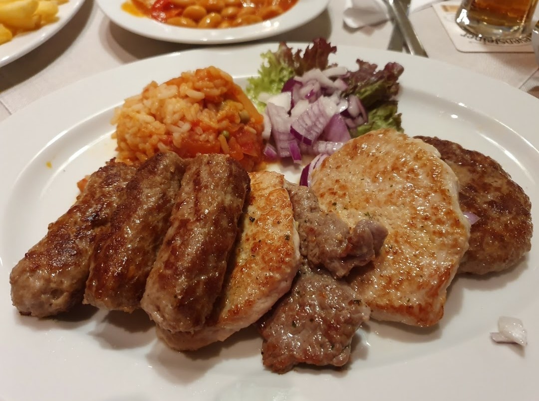 Gegrilltes Fleisch mit Tomatenreis und Salat