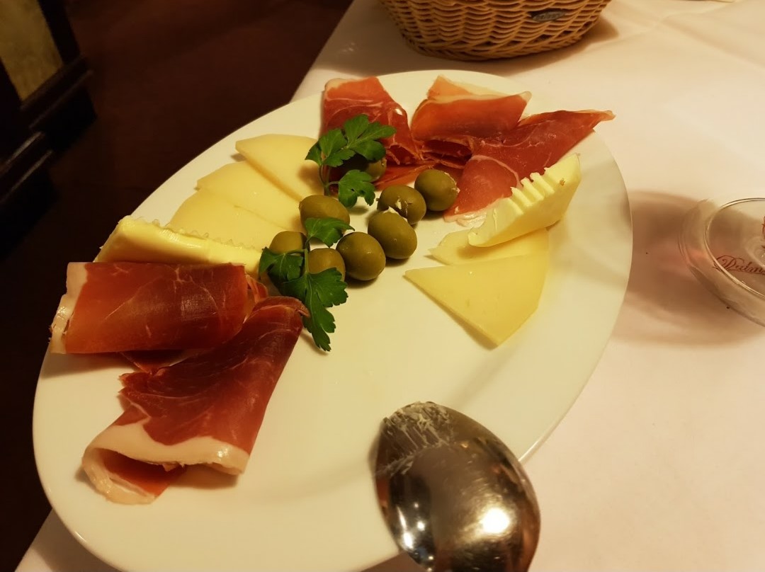 Kalte Vorspeisenplatte mit Schinken, Käse und Oliven