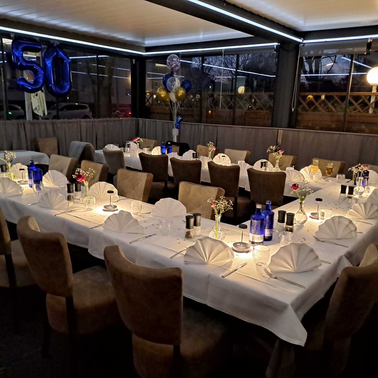 Überdachte Terrasse bei Nacht, weitere Ansicht einer 50.-Geburtstagsfeier