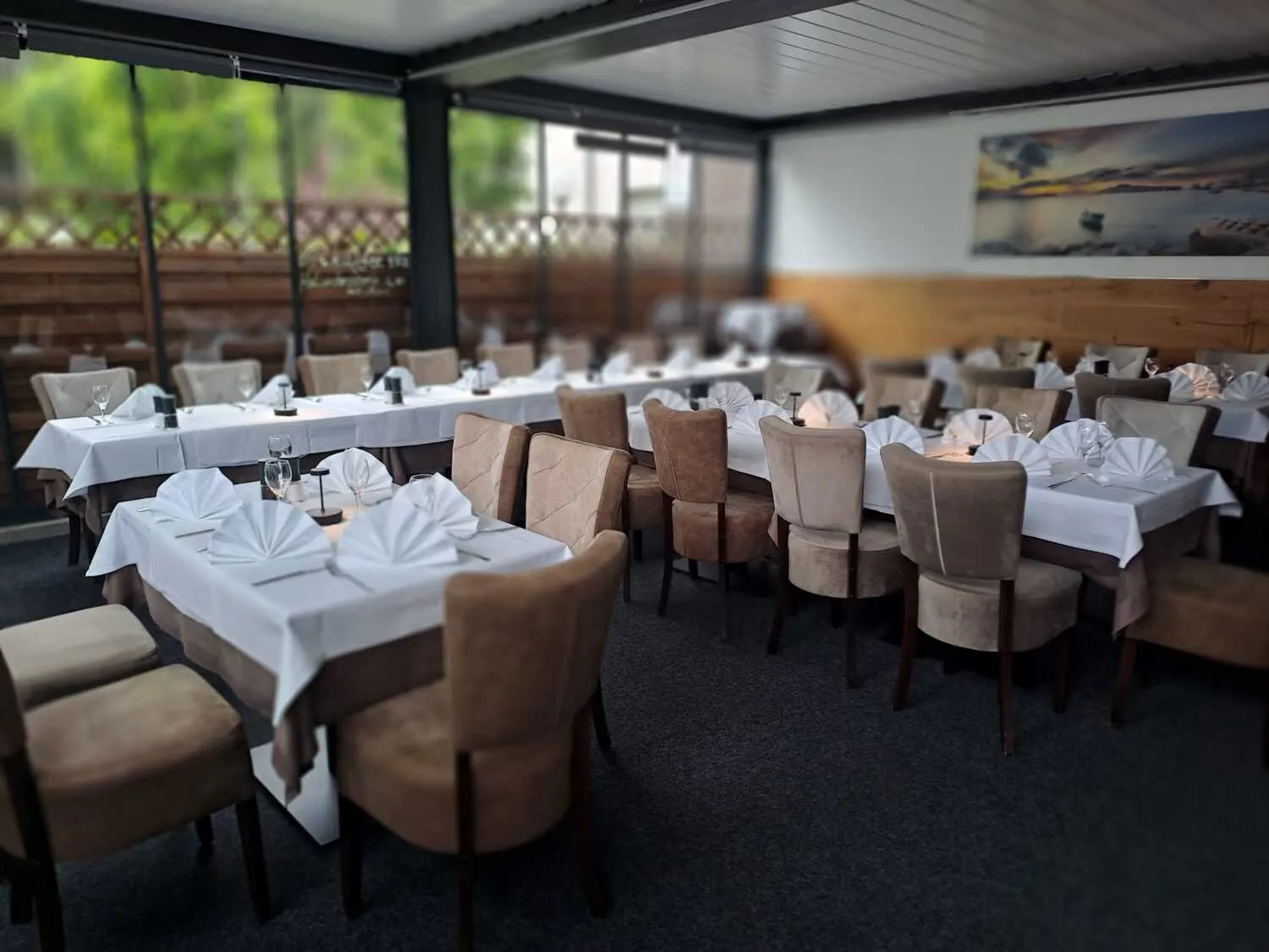Überdachte Terrasse bei Tag, weiche Fokussierung