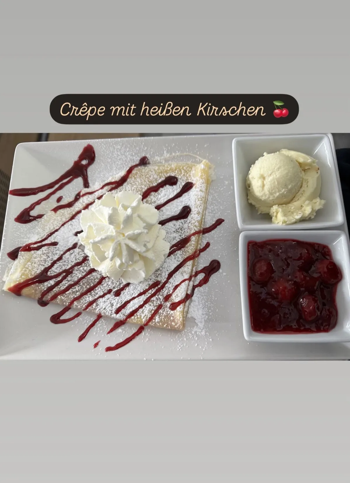 Crêpe mit heißen Kirschen im Eiscafé Stella