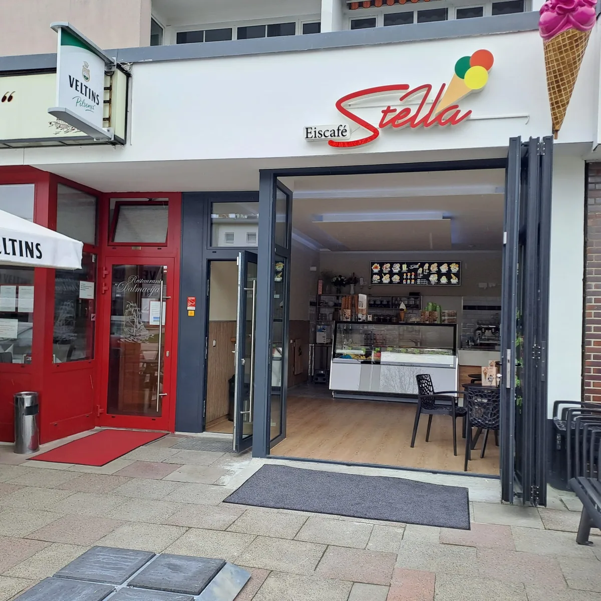 Eingang des Eiscafé Stella im Eiscafé Stella