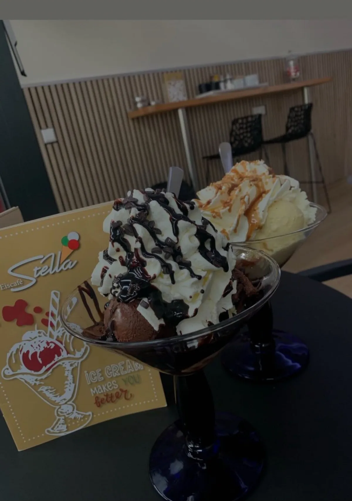 Eisbecher mit Sahne und Schokosauce im Eiscafé Stella