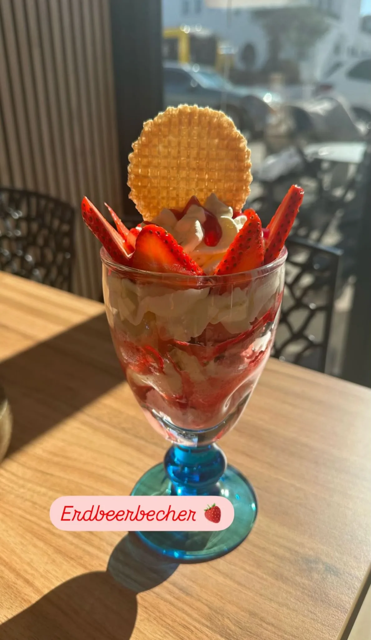 Erdbeerbecher im Eiscafé Stella