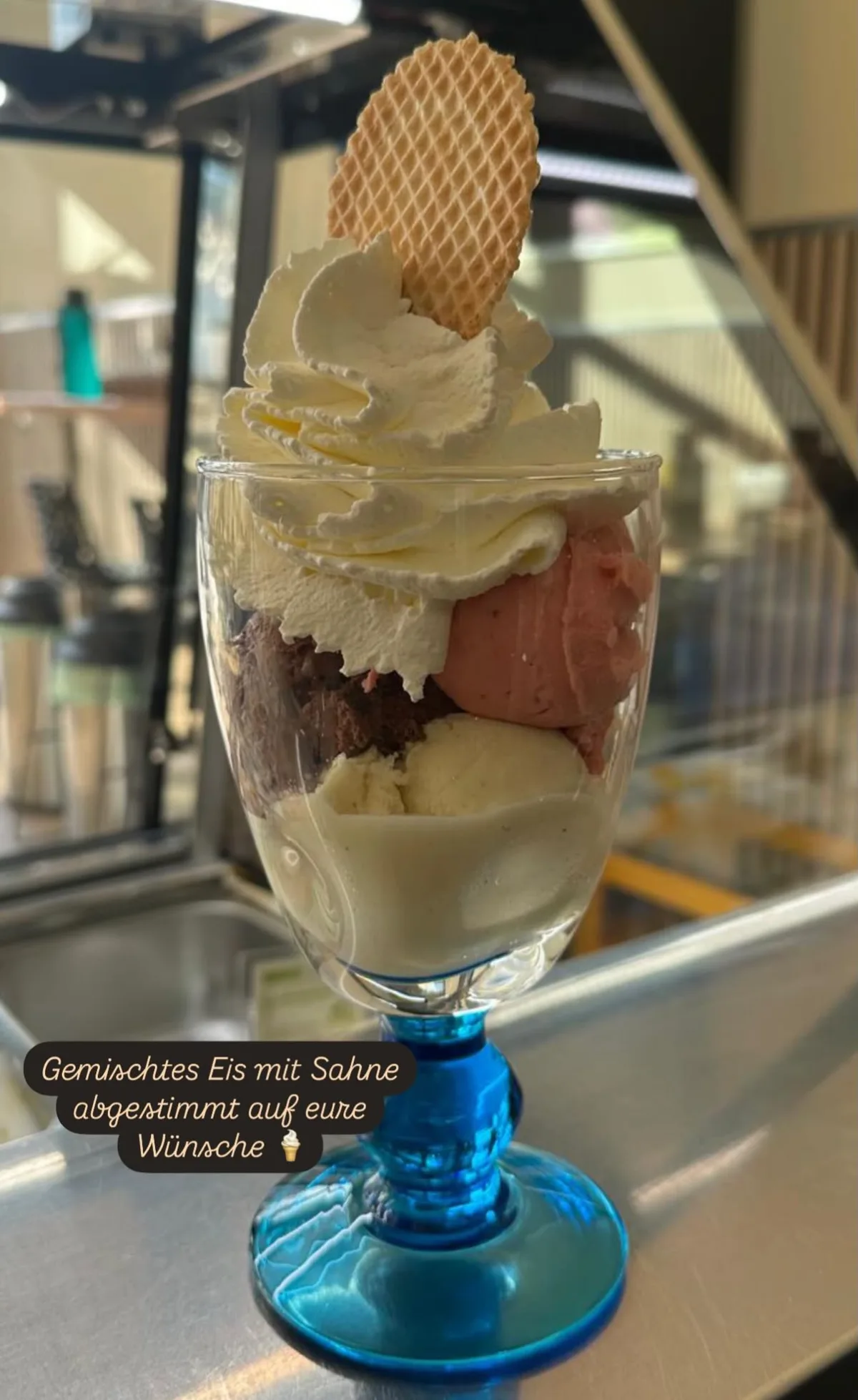 Gemischtes Eis mit Sahne im Eiscafé Stella