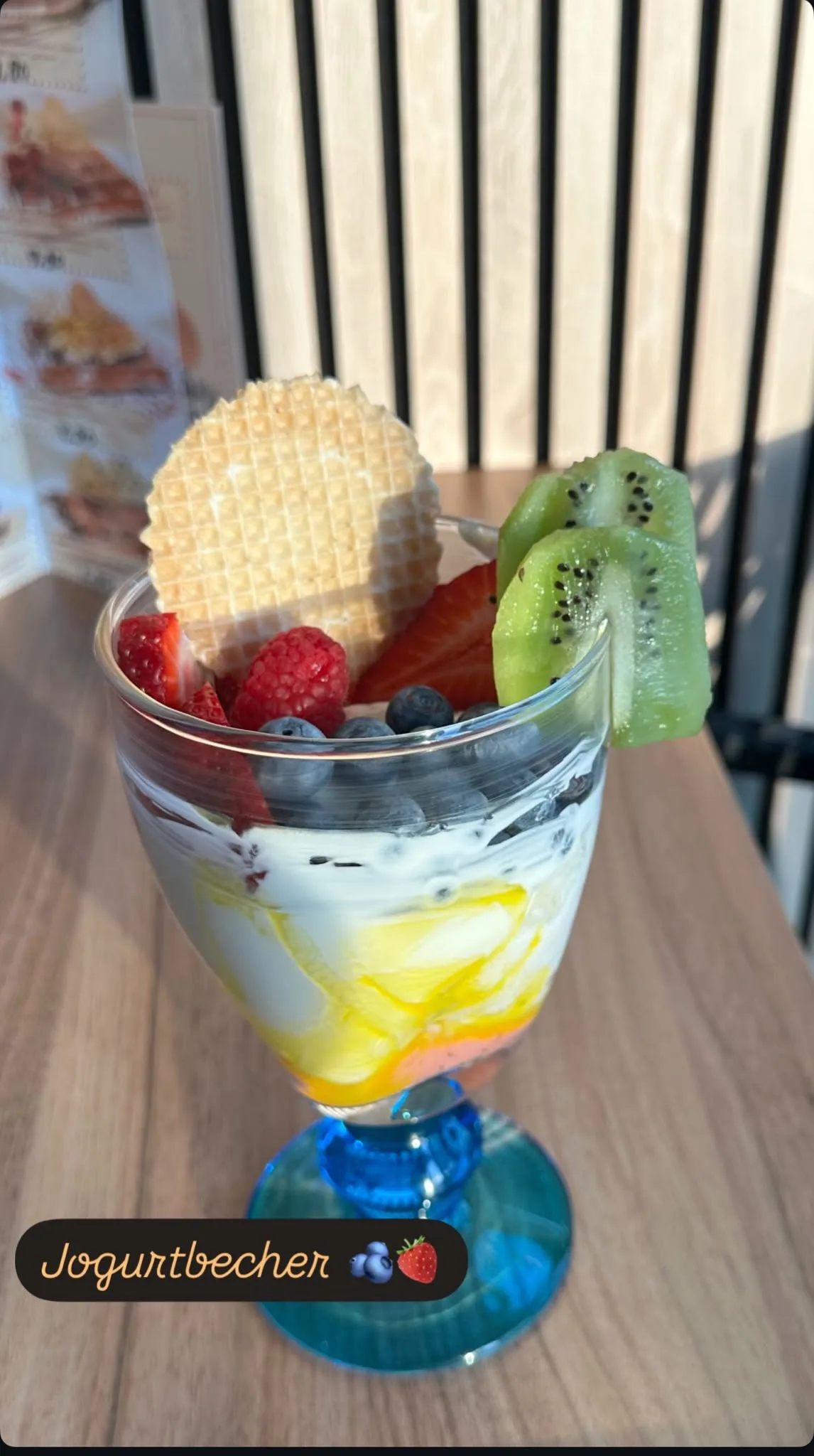 Joghurtbecher im Eiscafé Stella