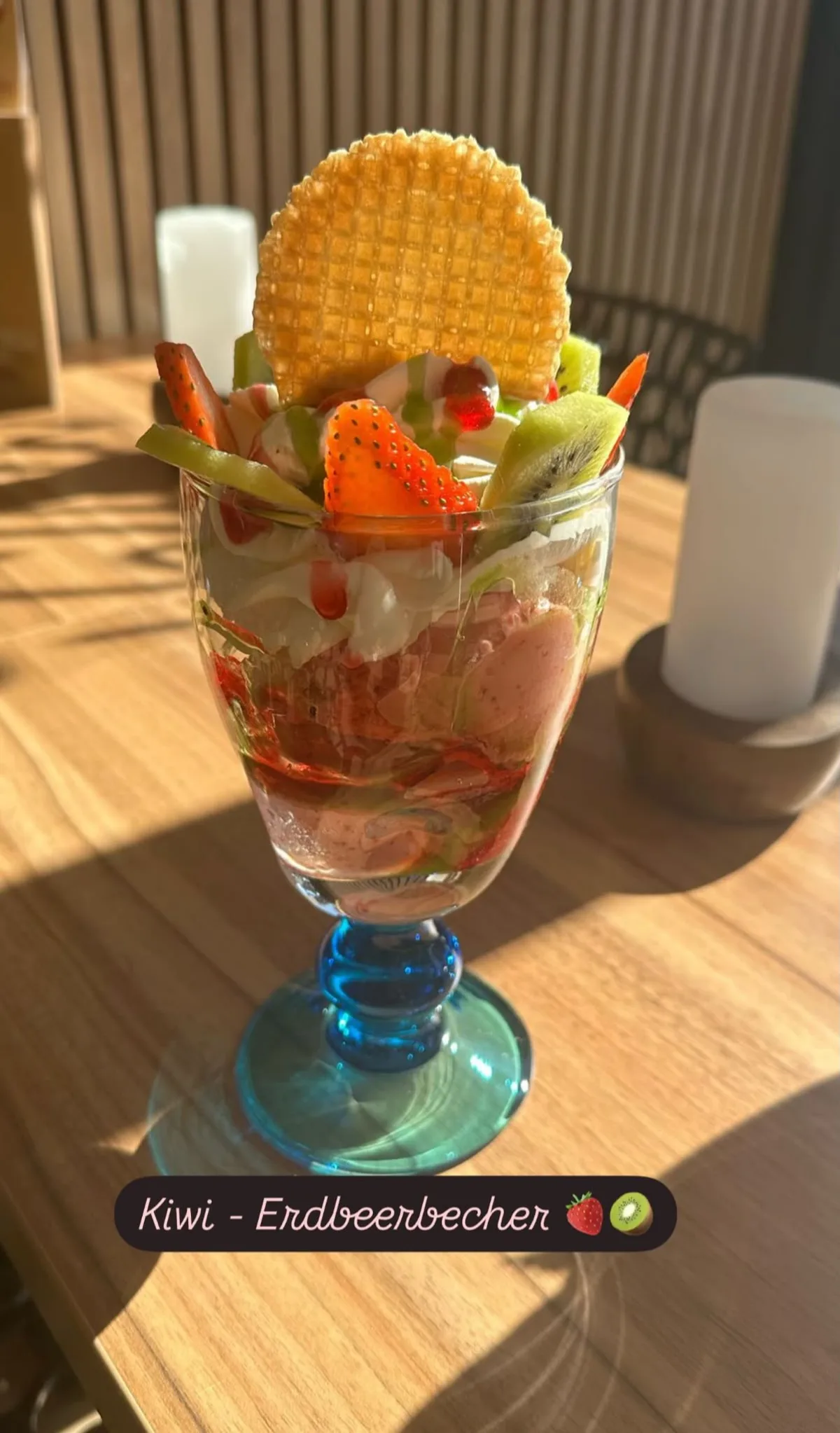 Kiwi-Erdbeerbecher im Eiscafé Stella