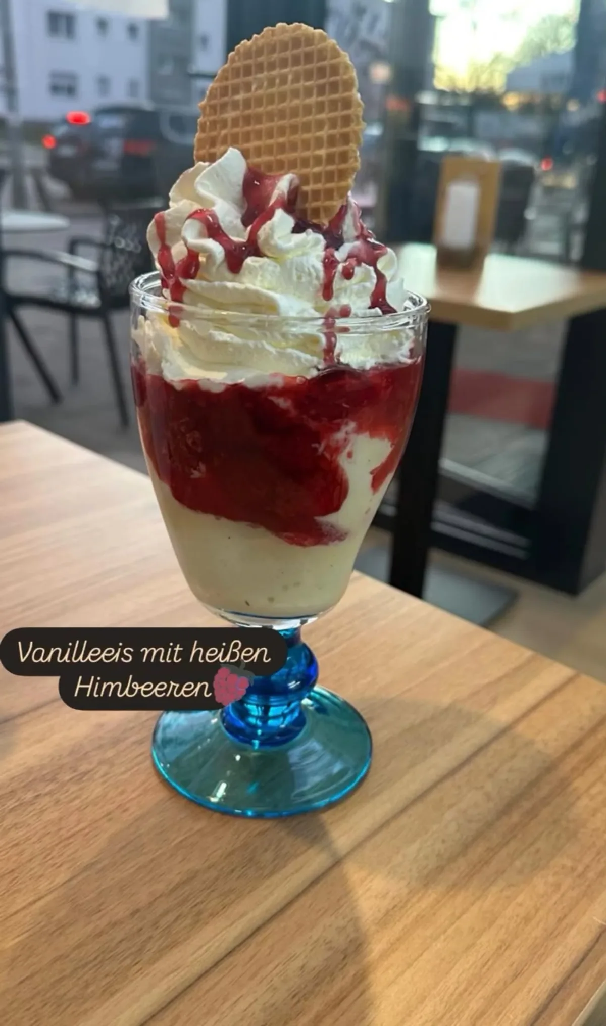 Vanilleeis mit heißen Himbeeren im Eiscafé Stella