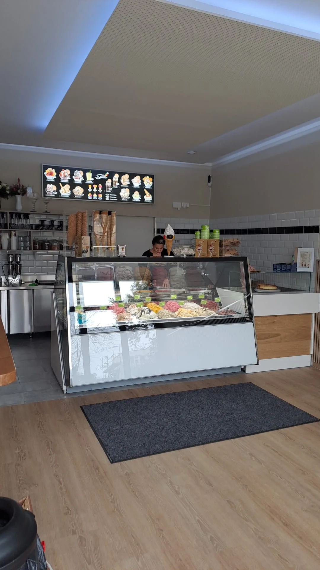 Verkaufsraum des Eiscafé Stella im Eiscafé Stella