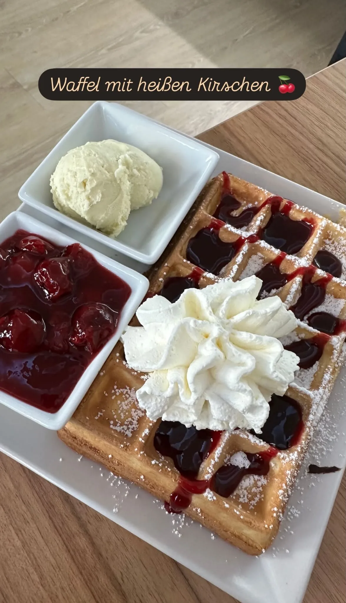 Waffel mit heißen Kirschen im Eiscafé Stella