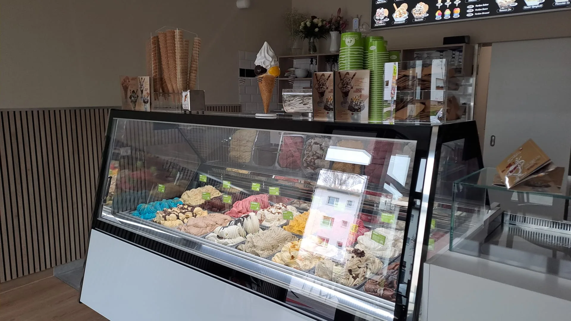 Eistheke des Eiscafé Stella mit verschiedenen Eissorten